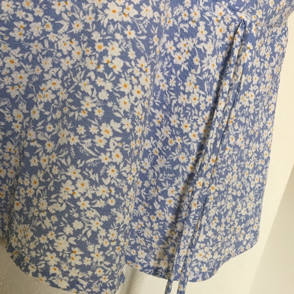 MONTEAU•Frilly blue top, white flower pattern - Picture 7 of 8